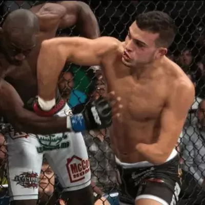 Nick Newell, combattant de MMA, à l'oeuvre dans l'octogone. 
