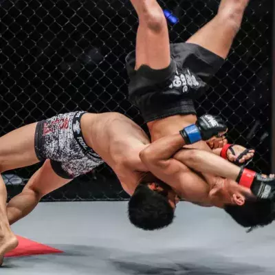 Peng Xue Wen envoie un suplex a Phat Soda 