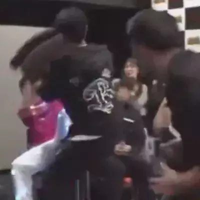 Satoru Kubota a balancé une chaise sur Adoribu Masao. 