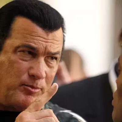 Steven Seagal en compagnie d'Anderson Silva pendant un évènement de l'UFC. 