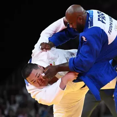 Tatsuru Saito face à Teddy Riner lors de la finale par équipe aux JO de Paris 2024.