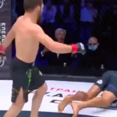 Un ancien de l'UFC claque un énorme KO sur un coup de pied retourné (VIDEO)
