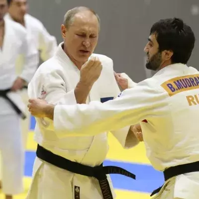 Vladimir Poutine lors d'une rencontre avec l'équipe nationale russe de judo à Sotchi en 2019. 