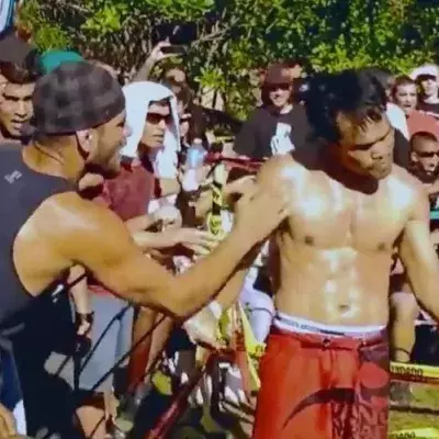 Jorge Masvidal conseille un combattant de muay thaï lors d'un combat de rue