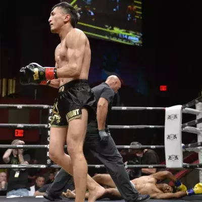Un combattant de Muay Thaï met KO son adversaire d'un violent tornado kick 