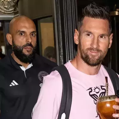 Yassine Chueko aux côtés de Lionel Messi. 