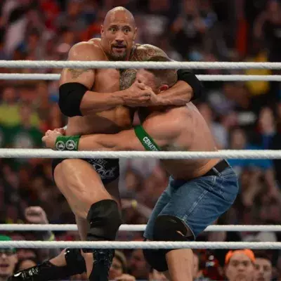 John Cena, ici face à The Rock, fait partie des catcheurs les mieux payés à la WWE. 