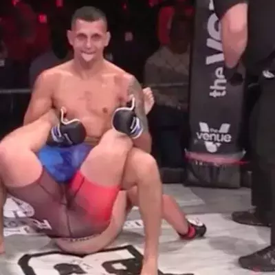 Jonno Mears a remporté son combat de MMA en utilisant le "Walls of Jericho". 