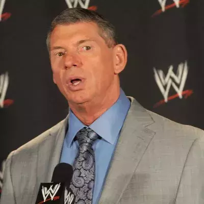 Vince McMahon lors d'une conférence de presse de la WWE. 