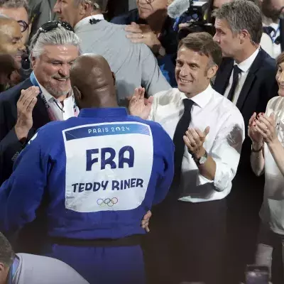 David Douillet félicite Teddy Riner après son titre de champion olympique à Paris.