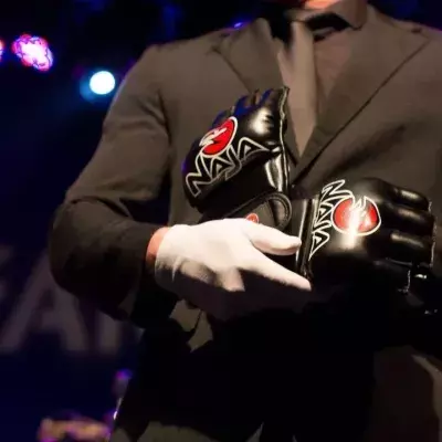 Des gants de MMA. 