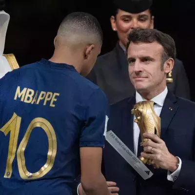 Emmanuel Macron a passé du temps avec Kylian Mbappé après la défaite. 