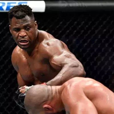 Francis Ngannou face à Ciryl Gane à l'UFC 270. 