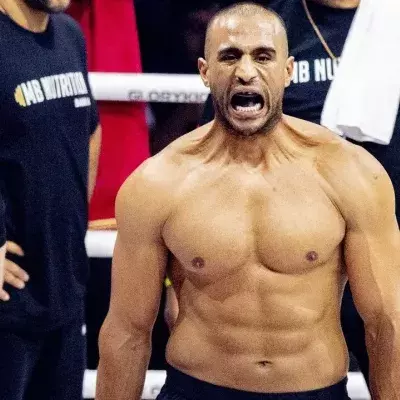 Badr Hari a été mis knockdown par Arkadiusz Wrzosek avant que le combat soit stoppé pour des raisons de sécurité. 