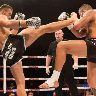 Le kickboxing se pratique avec des gants similaires à ceux utilisés en boxe anglaise. 