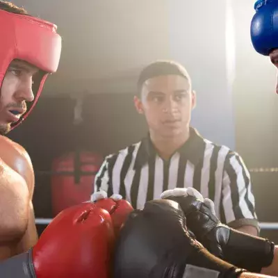 Quand un kickboxer se prend un KO si violent qu'il se relève en