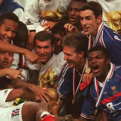 L'équipe de France 98 célébrant sa victoire à la Coupe du Monde. 