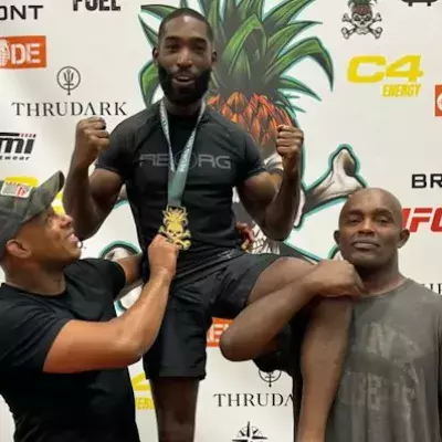 Tinie Tempah célèbre sa victoire au Reorg Jiu Jitsu.