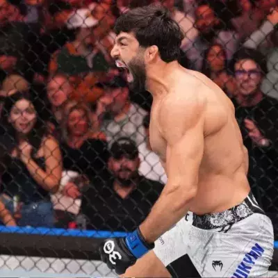 Arman Tsarukyan dans la cage de l'UFC