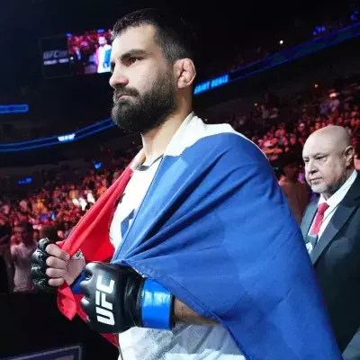 Benoit Saint-Denis lors de son entrée avant son combat contre Dustin Poirier à l'UFC 299. 