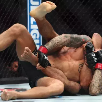 Benoit Saint-Denis prenant le dos de Dustin Poirier à l'UFC
