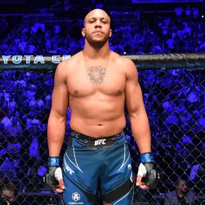 Ciryl Gane au Toyota Center de Houston lors de son combat contre Derrick Lewis à l'UFC 265.