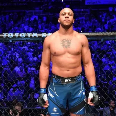 Ciryl Gane dans l'octogone avant son combat face à Derrick Lewis lors de l'UFC 265. 