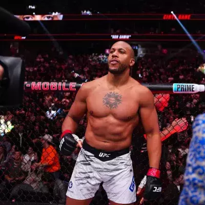 Ciryl gane dans l'octogone de l'UFC avant son combat contre Volkov. 