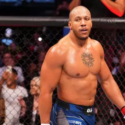 Ciryl Gane dans l'octogone de l'UFC. 