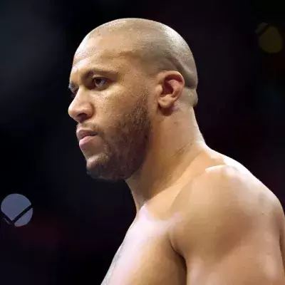Ciryl Gane dans l'octogone de l'UFC. 
