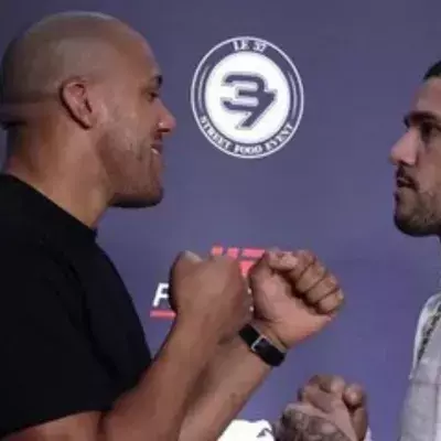Ciryl Gane et Alex Pereira lors d'un face à face organisé sur un évènement médiatique de l'Ares FC. 