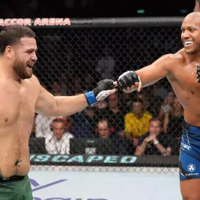 Ciryl Gane et Tai Tuivasa lors de leur combat à l'UFC Paris. 