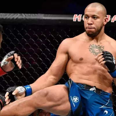 Ciryl Gane face à Francis Ngannou lors de l'UFC 270. 