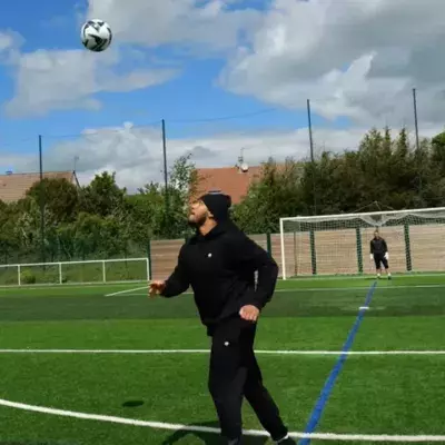 Ciryl Gane jouant au foot