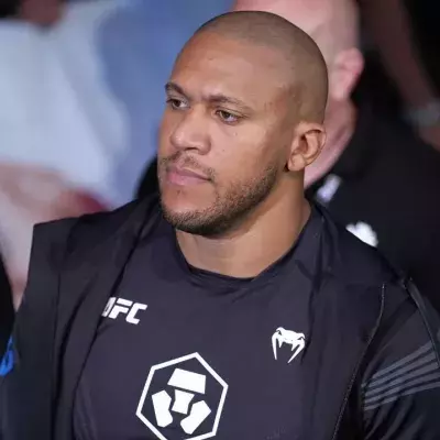 Ciryl Gane, marchant ici vers l'octogone à l'UFC Paris, est dans le viseur de Tom Aspinall. 