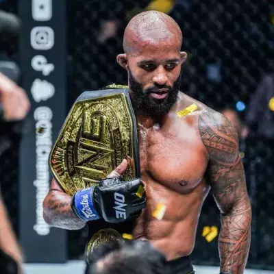  Demetrious Johnson avec sa ceinture flyweight du ONE FC