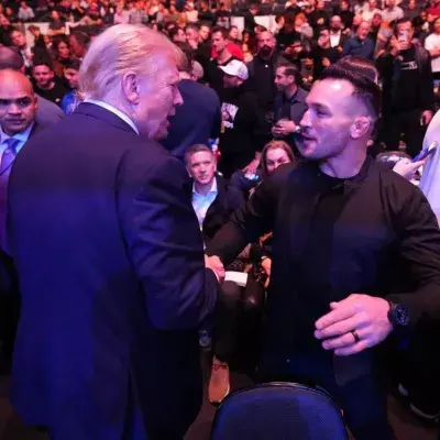 Donald Trump et Michael Chandler se saluent lors de l'UFC 295.