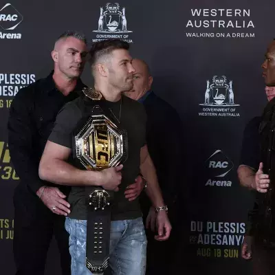 Dricus Du Plessis fait face à Israel Adesanya lors de la conférence de presse avant leur affrontement à l'UFC 305.