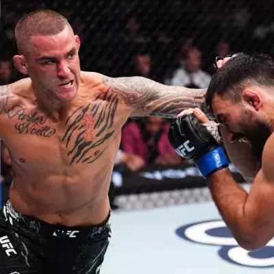 Dustin Poirier a battu Benoit Saint-Denis par KO au deuxième round de leur combat à l'UFC 299. 