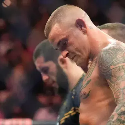 Dustin Poirier dans la cage de l'UFC