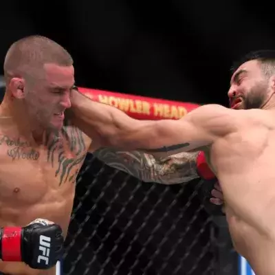 Dustin Poirier et Benoit Saint-Denis dans la cage 
