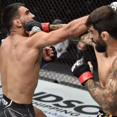 Elizeu Zaleski dos Santos et Benoit Saint-Denis dans la cage de l'UFC