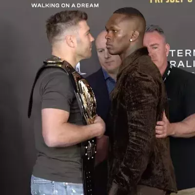 Face à face entre Du Plessis et Israel Adesanya