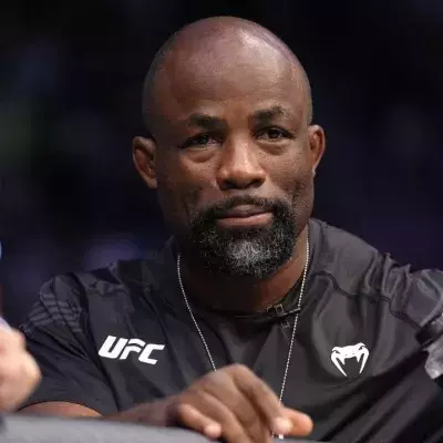 Fernand Lopez dans le coin de Ciryl Gane lors d'un combat du Français à l'UFC. 
