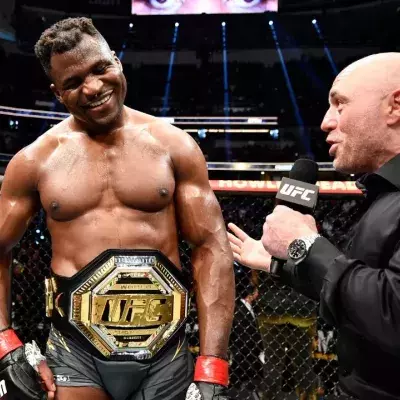 Francis Ngannou au micro de Joe Rogan après sa victoire contre Ciryl Gane à l'UFC 270. 