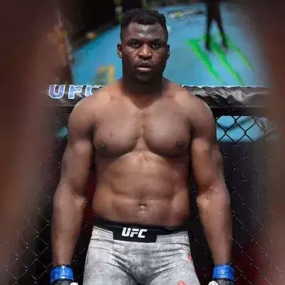 Francis Ngannou est actuellement tenu éloigné de l'octogone après son opération du. genou. 