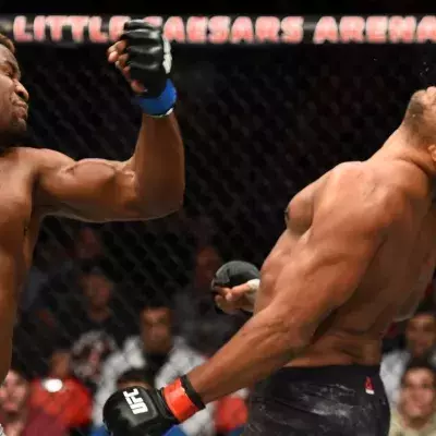 Francis Ngannou face à Alistair Overeem à l'UFC. 
