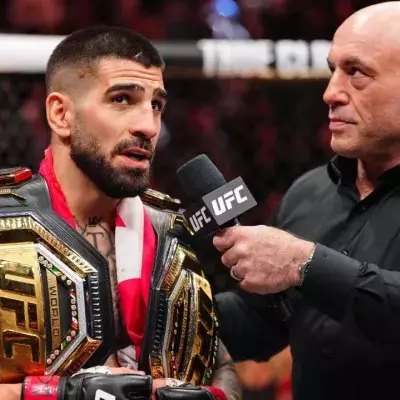 Ilia Topuria au micro de Joe Rogan lors de l'UFC 317.