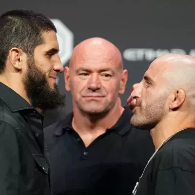Islam Makhachev défendra sa ceinture de champion des poids légers contre Volkanovski à l'UFC 294. 