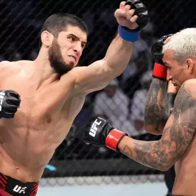 Islam Makhachev est parvenu à soumettre Charles Oliveira à l'UFC 280. 